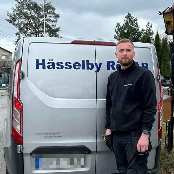 Denniz Gustafsson vid Hässelby Rör servicebil i Västerort